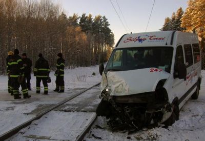 Både chauffören i skolskjutsen och en tolvårig elev klarade sig helt oskadda efter den dramatiska olyckan.  Foto: Hans Olander 

