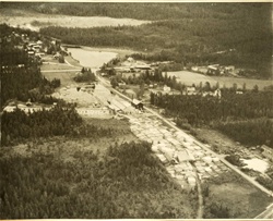 Flygfoto över sågen troligen tagen 1949. Här ser man att det fanns en egen damm vid sågen. Längst ner till höger tjärfabriken? Nedanför bilden går järnvägen.
