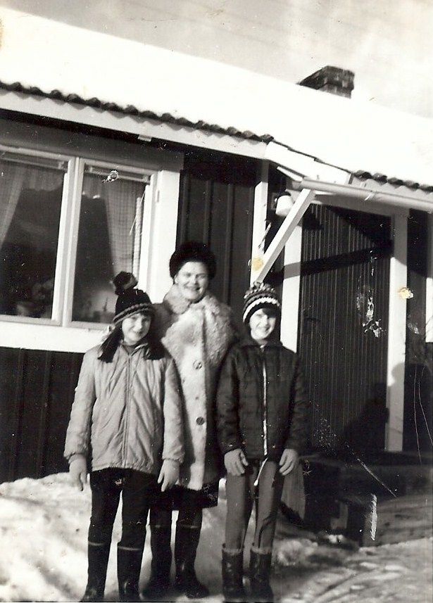 Britta (Johansson) Forsgren hemma hos sin faster Anna Bengts i Fu tillsammans med kompisen Sonja Abrahamsson 1964.
