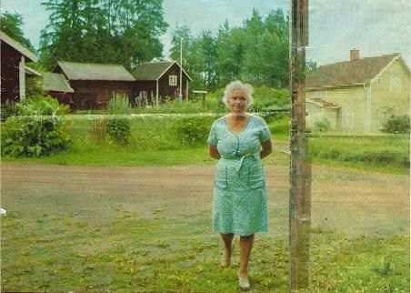 Här står Anna Bengts, 68, framför sitt livsverk – gården som hon strävat för och nu ser förfalla