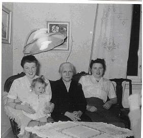 Eivor Nilsson med dotter Annelie, mormor Bränd Anna Jonsson och mamma Gunäs Anna Abrahamsson