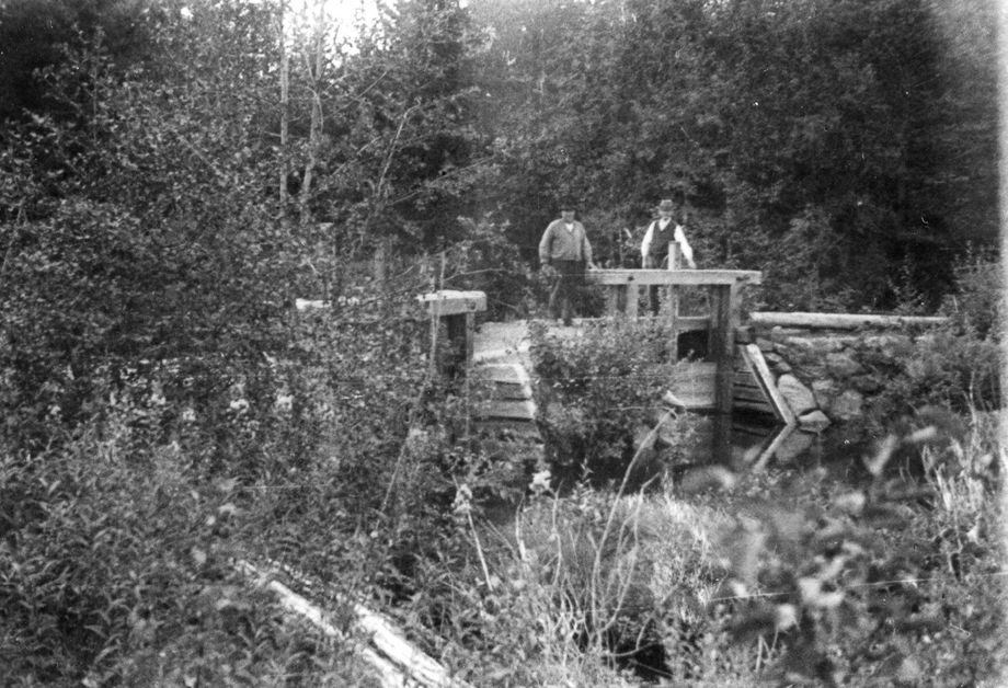En fin gammal bild från Fu 1928. Gamla dammen i Fuån nedströms vägen till Rättvik. Barbro Jannes Andersson t.v. och Täkt Gustav. Dammen användes som kvarndamm och blötläggning av korgvirke. Historisk bild från Zornsamlingarna.
Owe Hållmarker
