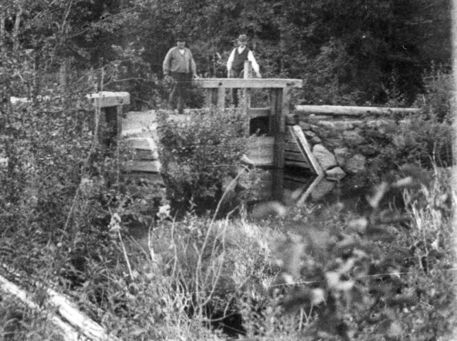 En fin gammal bild från Fu 1928. Gamla dammen i Fuån nedströms vägen till Rättvik. Barbro Jannes Andersson t.v. och Täkt Gustav. Dammen användes som kvarndamm och blötläggning av korgvirke. Historisk bild från Zornsamlingarna.
Owe Hållmarker